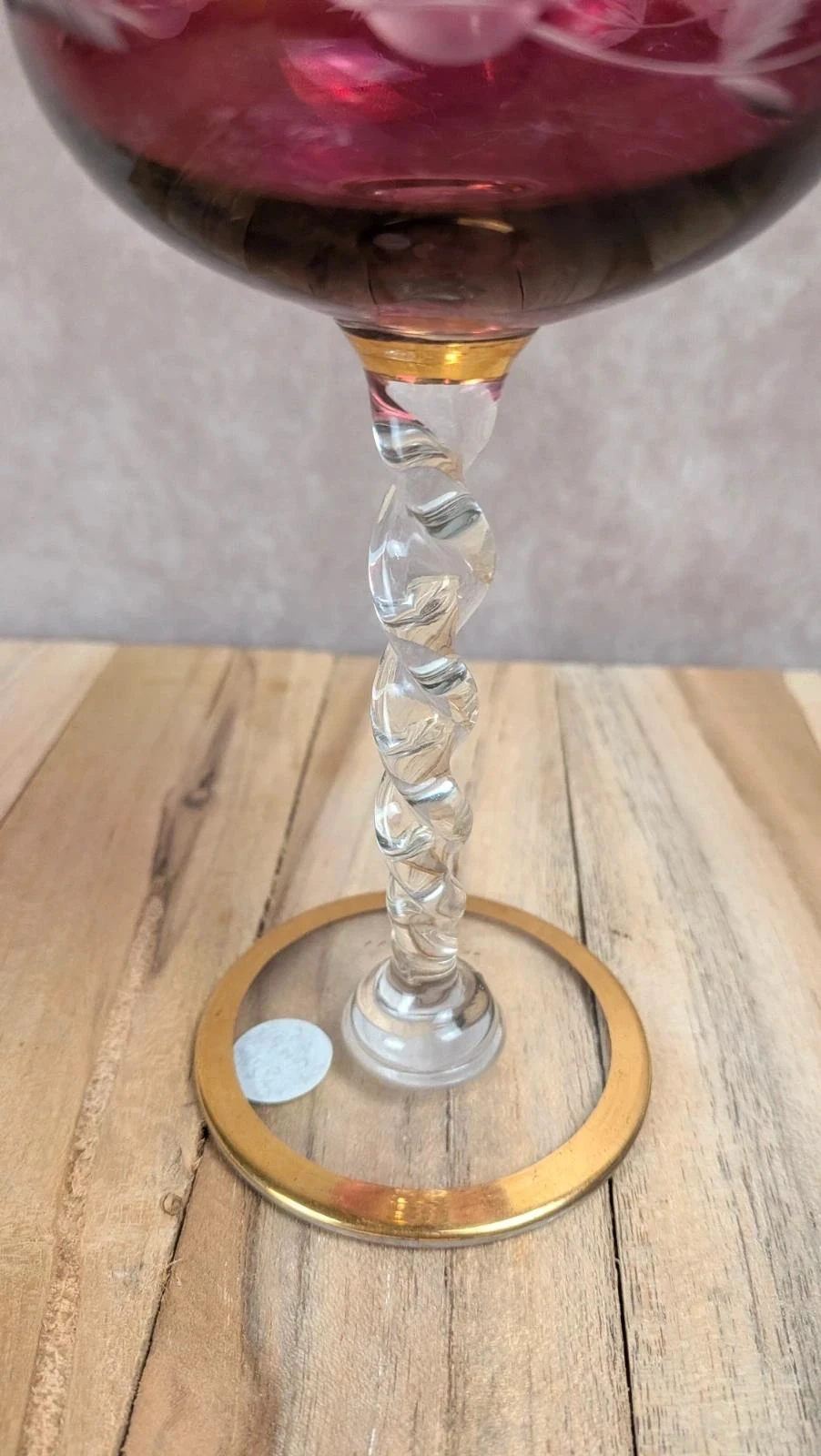 Verre ancien rose fuchsia gravé – pied torsadé – photo 3